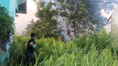 Superhero Tanpa Kekuatan Ajaib, Kasat Reskrim Polres Kampar Padamkan Api dengan Peralatan Seadanya