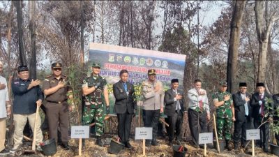 Kapolres Kampar dan Forkopimda Lakukan Pemasangan Plang Larangan Pembakaran di Lahan Bekas Kebakaran
