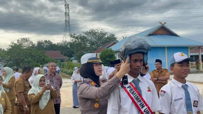 Tanamkan Kesadaran di Momen Bersejarah, Kasat Lantas Polres Kampar  Laksanakan Green Policing di SMKN 1 Kuok