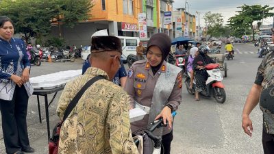 Bak Bidadari Turun dari Khayangan, Kasat Lantas Polres Kampar Tebarkan Kebaikan Jumat Berkah Kepada Masyarakat