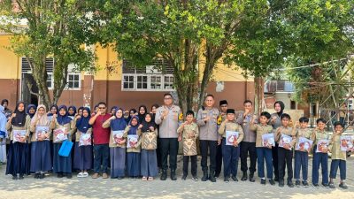 Kapolres Kampar Dikerumuni Siswa SD Muhammadiyah di Tambang