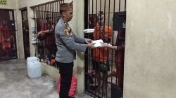 Jum’at Berkah, Kasat Tahti Polres Kampar Ulurkan Kehumanisan Kepada Tahanan