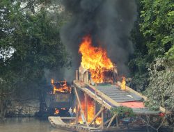 Kapolres Kuansing Hanguskan Rakit PETI, Komitmen Lestarikan Lingkungan