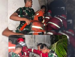 Yonif TP 898/PC Kerahkan Dua Unit Damkar Bantu Padamkan Api
