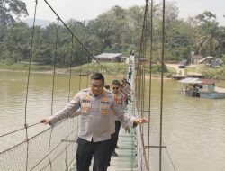 Lintasi Jembatan Gantung, Pastikan Ekspedisi Merah Putih Presisi Optimal, Kapolres Kampar : Polri Selalu Hadir untuk Masyarakat