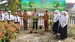 Polres Kampar Kunjungi SMPN 1 Bangkinang Kota, Sosialisasikan Green Policing Sekaligus Tanam Langsung Pohon
