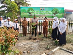 Polres Kampar Kunjungi SMPN 1 Bangkinang Kota, Sosialisasikan Green Policing Sekaligus Tanam Langsung Pohon